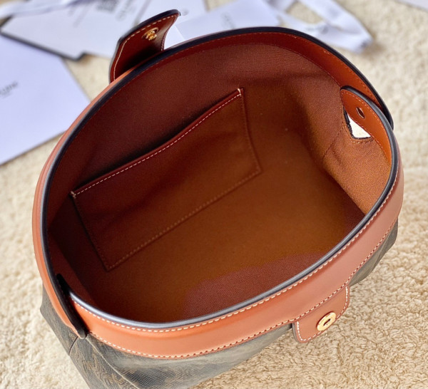 Ce**e toiletry in triomphe canvas