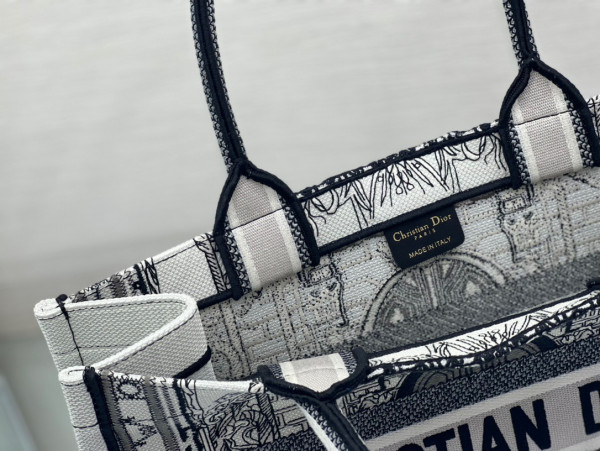 medium D*or book tote