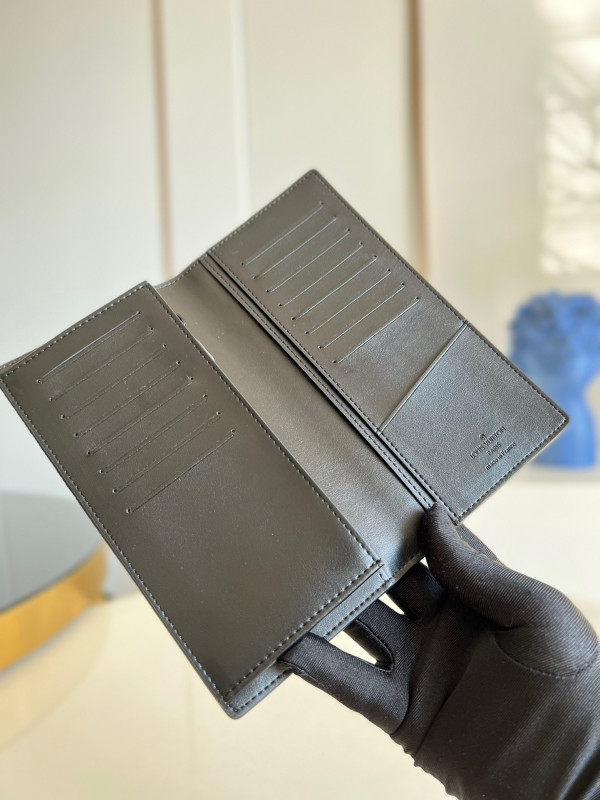 l**is V*t*n brazza wallet