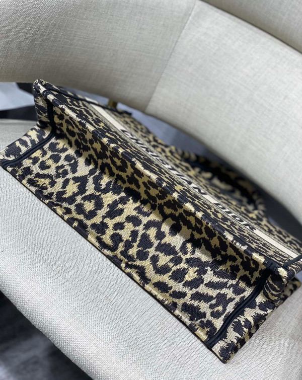 medium D*or book tote