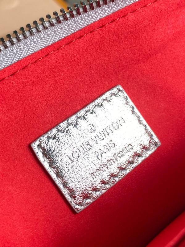 l**is V*t*n coussin pm