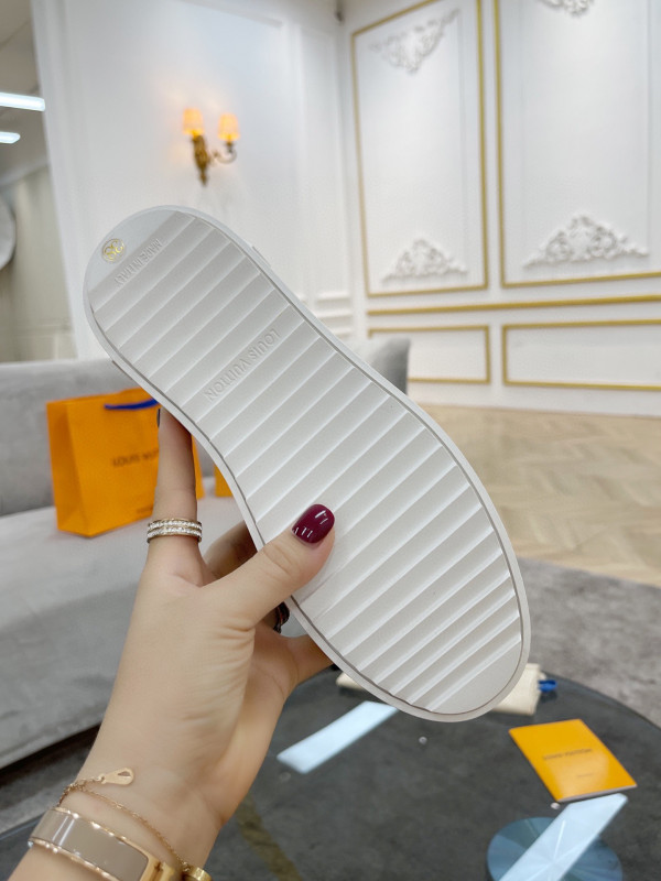 l**is V*t*n women"s time out sneaker