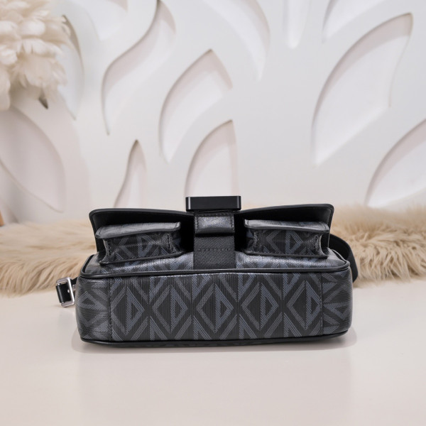 D*or hit the road bag with strap