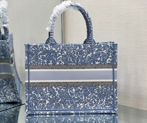 medium D*or book tote