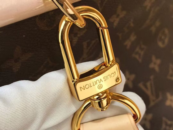 l**is V*t*n hunting bag