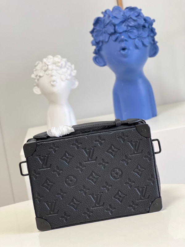 l**is V*t*n handle soft trunk