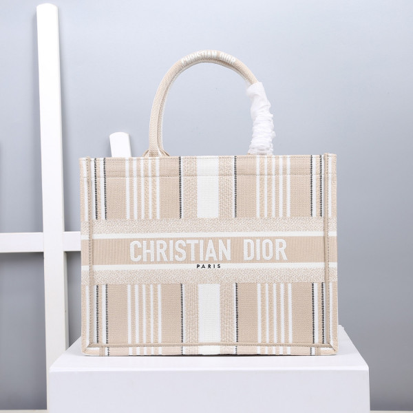 medium D*or book tote