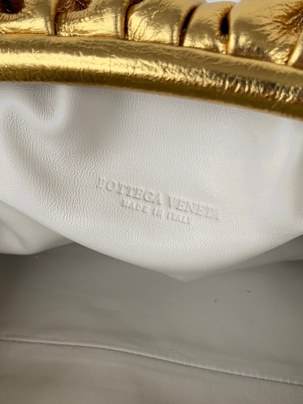 Bo*te*ga ve*ne*ta pouch