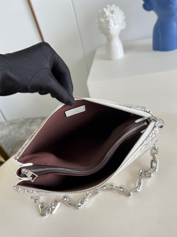 l**is V*t*n coussin pm