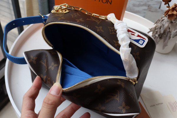 l**is V*t*n lvxnba toiletry bag