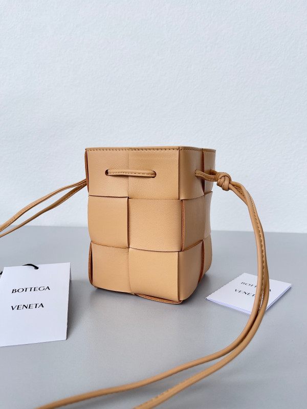 Bo*te*ga ve*ne*ta mini cassette bucket bag