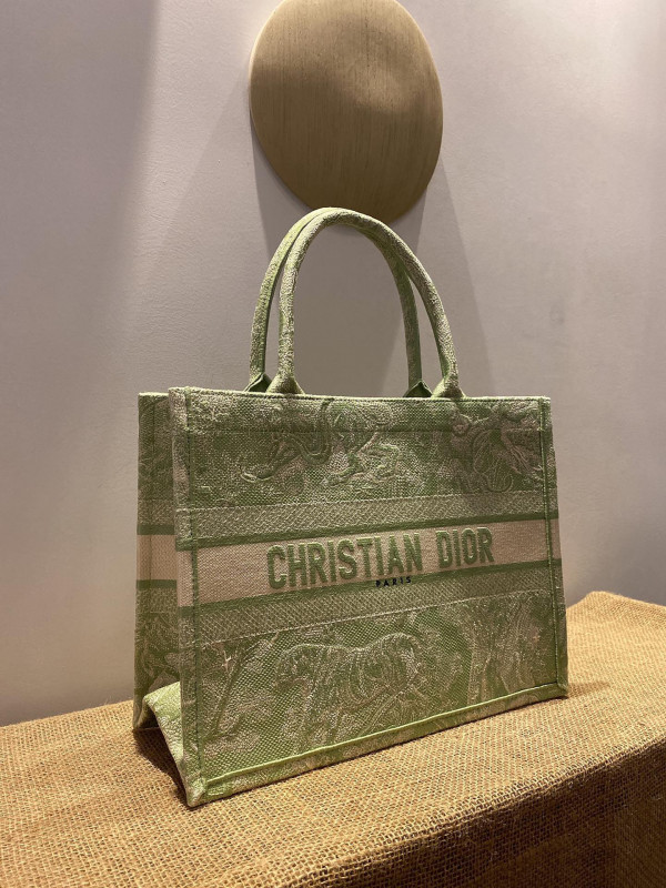 medium D*or book tote