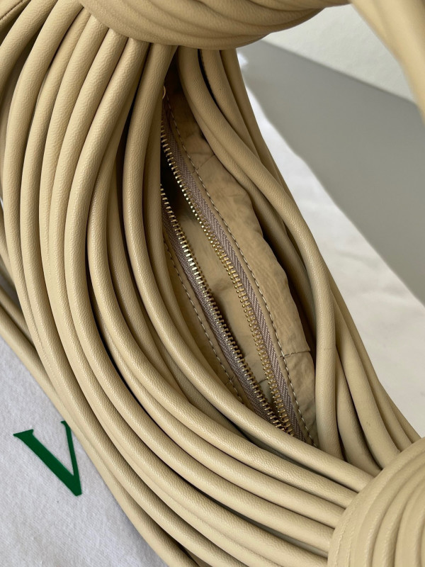 Bo*te*ga ve*ne*ta double knot