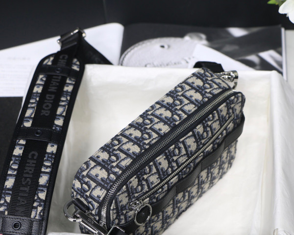 D*or safari messenger bag