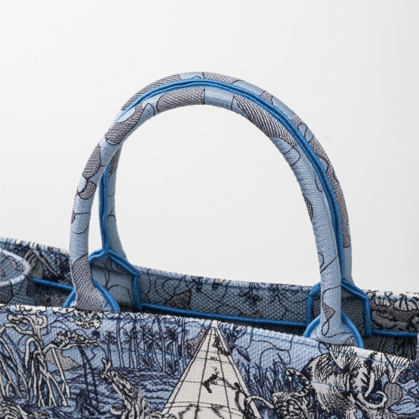 large D*or book tote