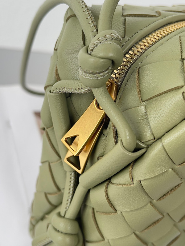 Bo*te*ga ve*ne*ta small loop camera bag