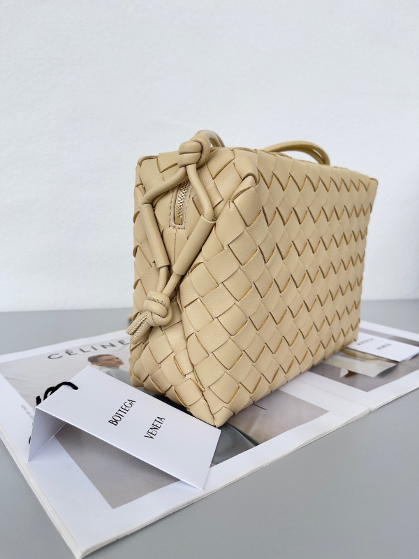 Bo*te*ga ve*ne*ta small loop camera bag