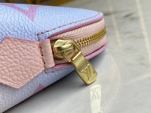 l**is V*t*n cosmetic pouch