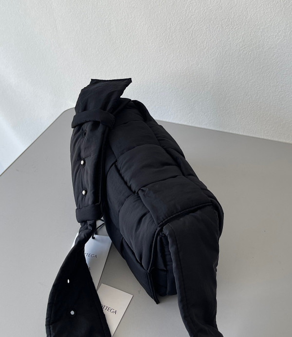 Bo*te*ga ve*ne*ta padded tech cassette