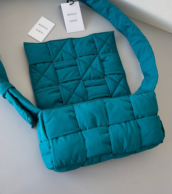 Bo*te*ga ve*ne*ta padded tech cassette