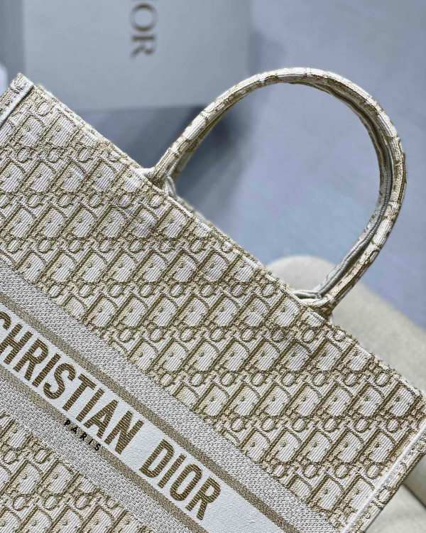 large D*or book tote