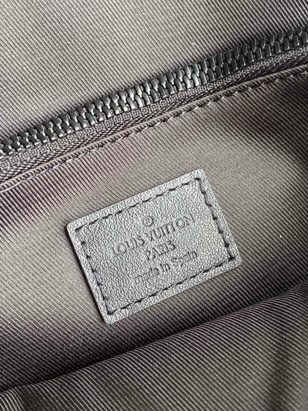 l**is V*t*n s lock sling bag