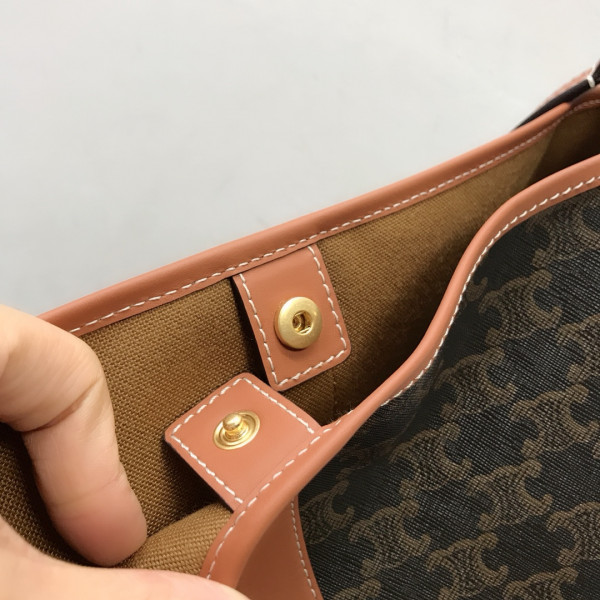 Ce**e medium bucket in triomphe canvas