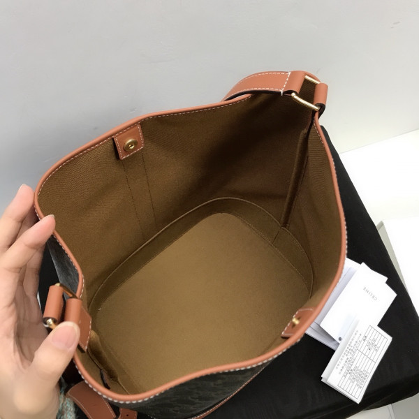 Ce**e medium bucket in triomphe canvas