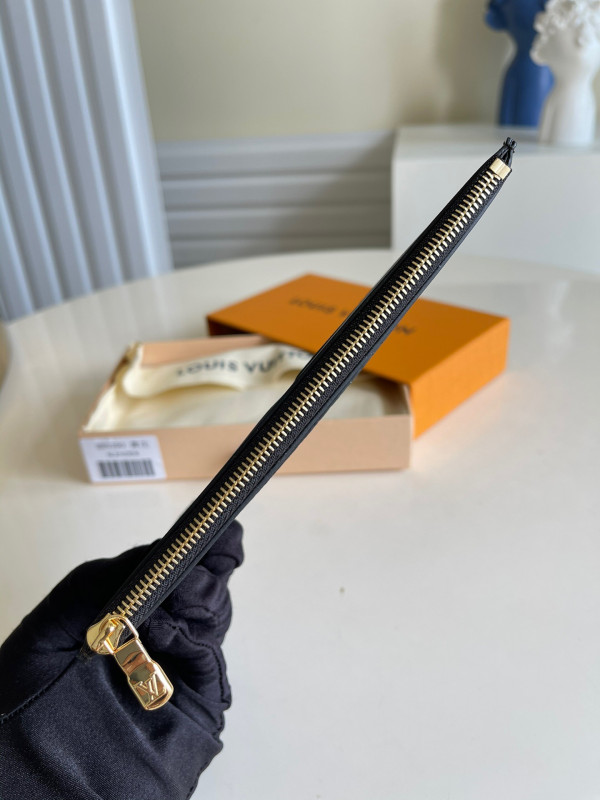 l**is V*t*n slim purse