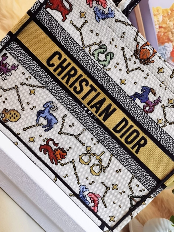 medium D*or book tote