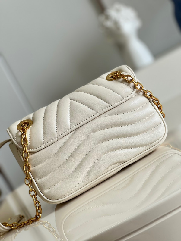 l**is V*t*n new wave chain bag pm