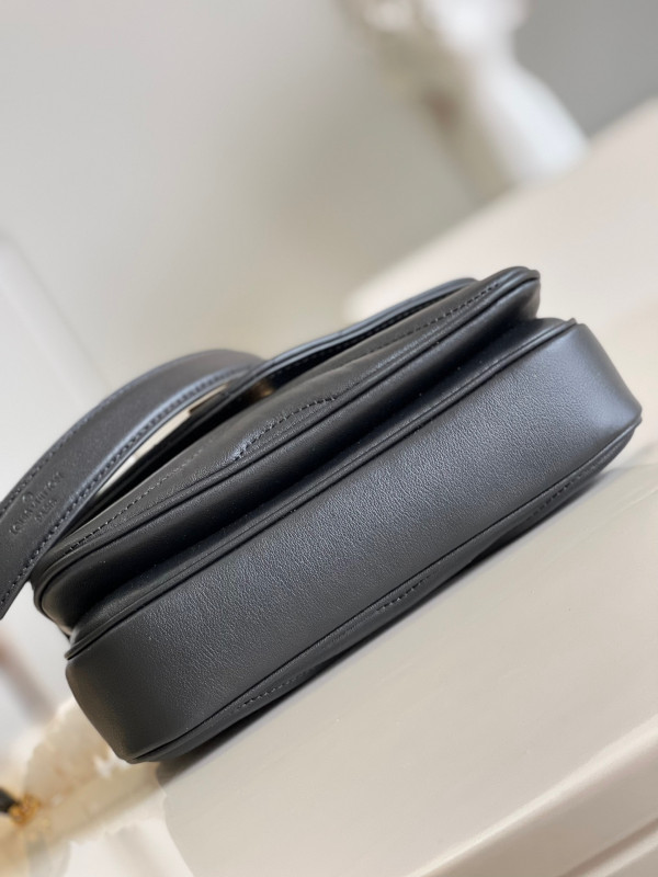 l**is V*t*n new wave chain bag pm