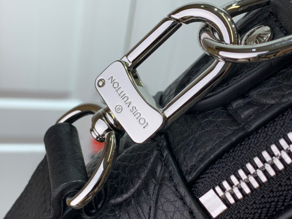 l**is V*t*n messeanger bag