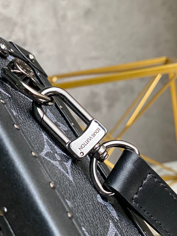 l**is V*t*n clutch box