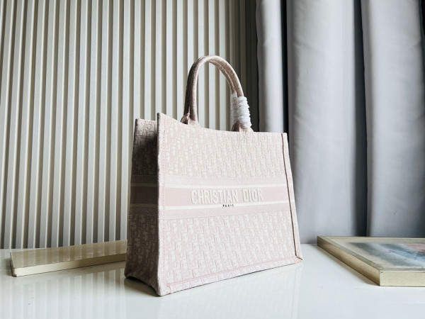 large D*or book tote