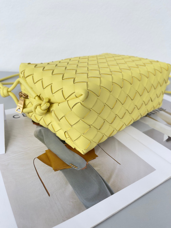 Bo*te*ga ve*ne*ta small loop camera bag