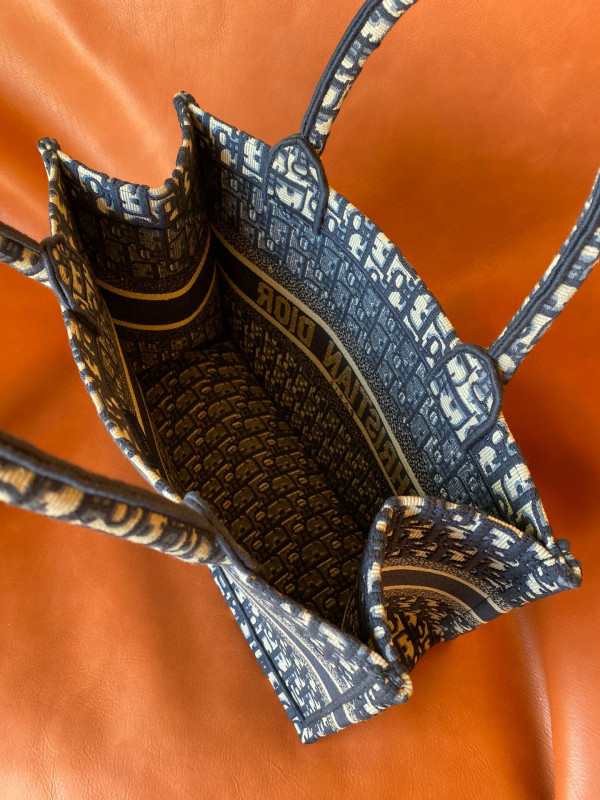 medium D*or book tote