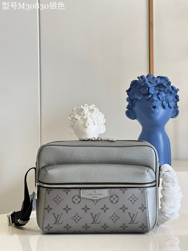 l**is V*t*n outdoor messenger