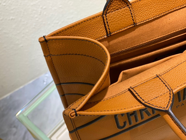 large D*or book tote