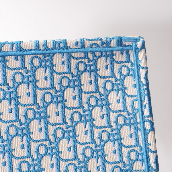 large D*or book tote