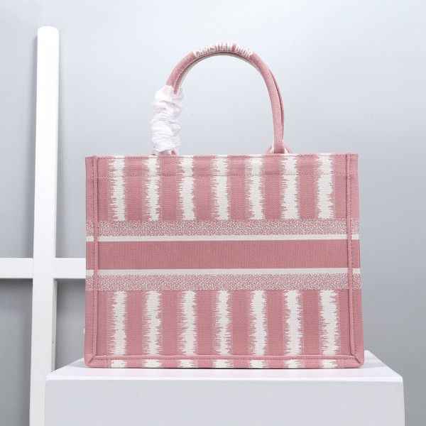 medium D*or book tote