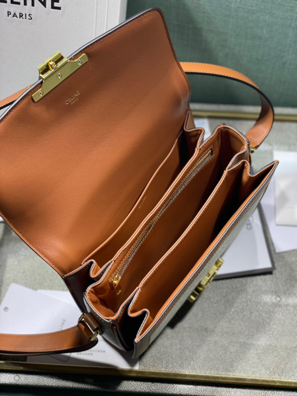 Ce**e classique triomphe bag