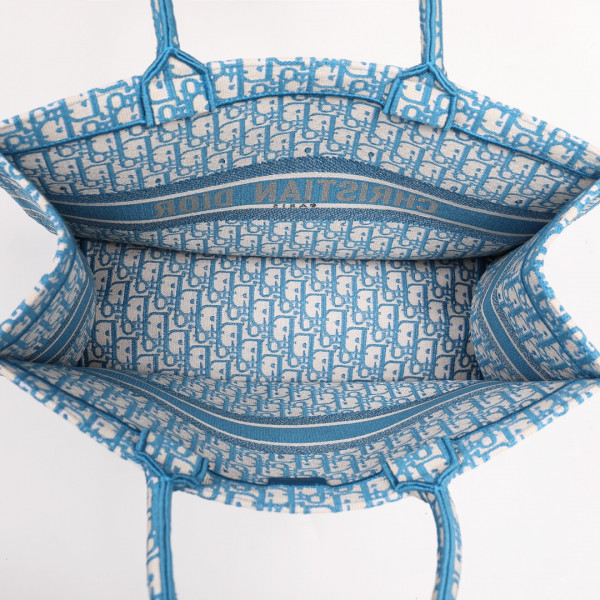 large D*or book tote