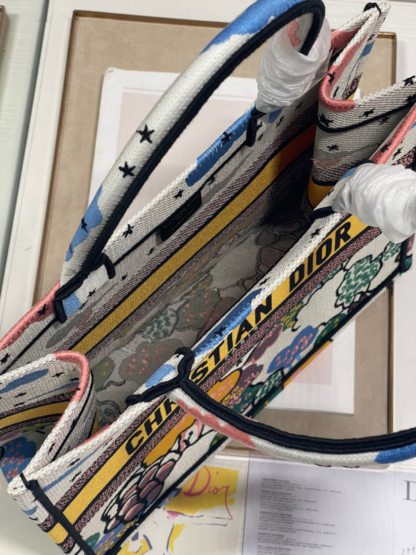 medium D*or book tote