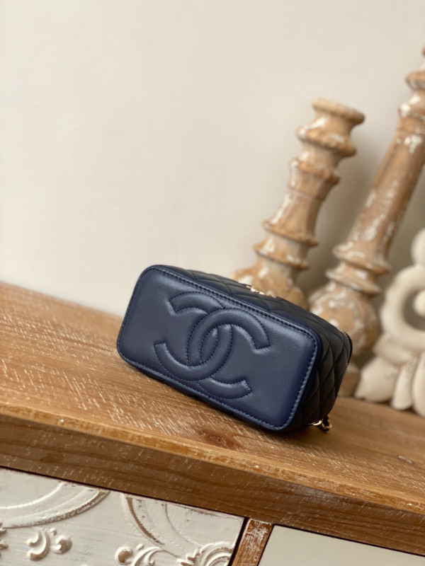 CL VANITY WITH CHAIN