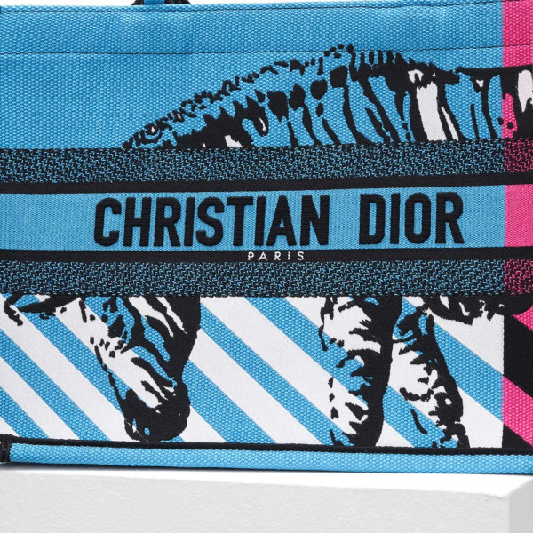 medium D*or book tote