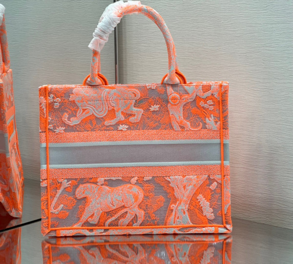 large D*or book tote