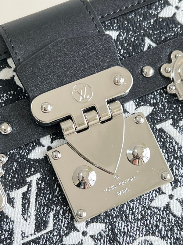 l**is V*t*n petite malle