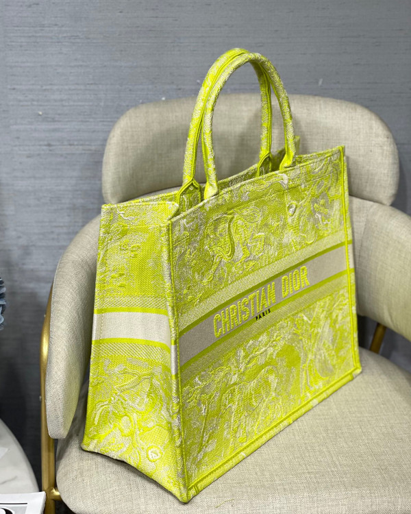 large D*or book tote