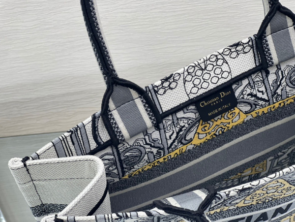 large D*or book tote